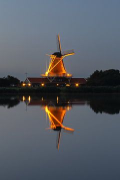 Mill Leonide in Anna Paulowna on the Oude Veer during the blue hour by Bram Lubbers