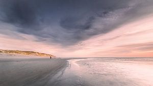 Promenade sur la plage sur Jacqueline de Groot