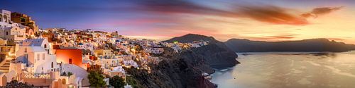 Zonsopgang boven Oia op Santorini in Griekenland