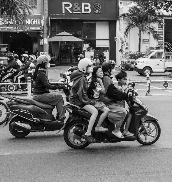 Die ganze Familie auf dem Motorrad von Bart van Lier