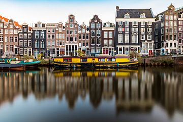 Amsterdam, reflectie, gracht, gele woonboot en grachtenpanden van Arjan Almekinders