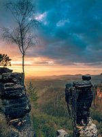 Uitzicht over het Elbsandsteingebergte In Saksisch Zwitserland bij zonsopkomst.