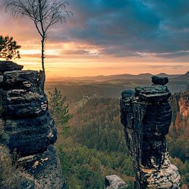 Vue sur les montagnes de l'Elbsandstein en Suisse saxonne au lever du soleil. sur John Trap