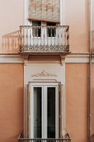 Spanien | Malaga | große Fenster und verzierte Balkone