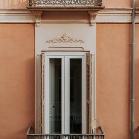 Espagne | Malaga | grandes fenêtres et balcons ornés sur Iris van Tricht