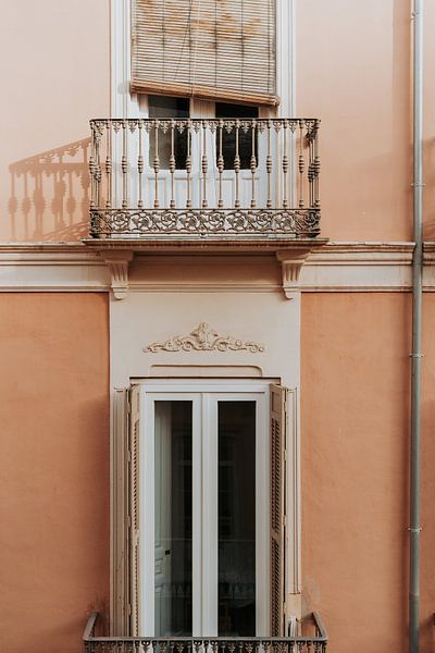 Espagne | Malaga | grandes fenêtres et balcons ornés par Iris van Tricht