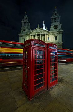 Cabines téléphoniques anglaises avec le mouvement d'un bus anglais à impériale derrière elles. sur Bob Janssen