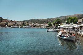 Fischerdorf Kassiopi auf der Insel Korfu | Reisefotografie Fine Art Fotodruck | Griechenland, Europa von Sanne Dost