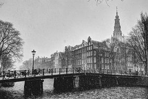 Innere Stadt von Amsterdam im Winter Schwarz und Weiß