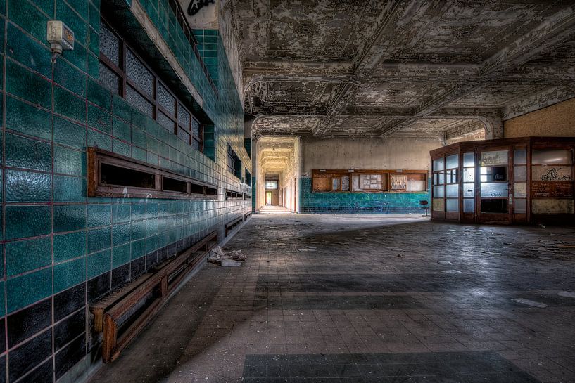 Verlaten hall van een univerisiteits school. van Karl Smits
