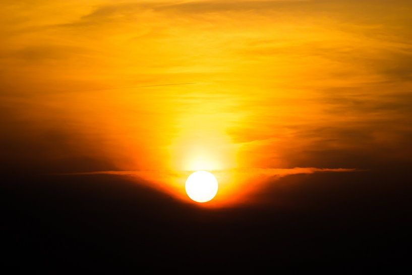 Ondergaande zon op een zomerse dag van Devin Meijer