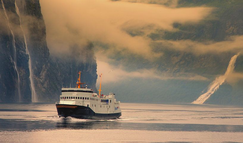 Fähre auf dem Geiranger Fjord in Norwegen. von Hamperium Photography
