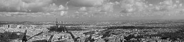 Zwart wit panorama Parijs van Mark Koster