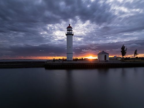 Directement à travers la couverture nuageuse