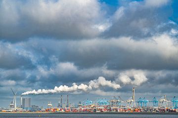 Industrielandschaft im Hafen von Rotterdam mit Wolken darüber von Sjoerd van der Wal