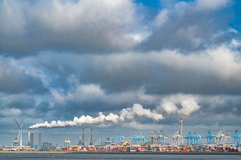 Industrielandschaft im Hafen von Rotterdam mit Wolken darüber von Sjoerd van der Wal Fotografie