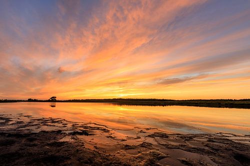 Kleurrijke lucht en weerspiegeling
