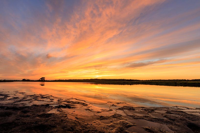 Kleurrijke lucht en weerspiegeling van Karla Leeftink