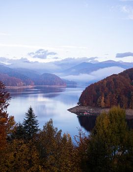 Le lac de Romenia dans les montagnes