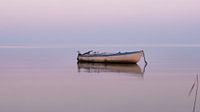 Eine romantische Aussicht: ein Boot auf dem See bei einem wunderschönen Sonnenuntergang