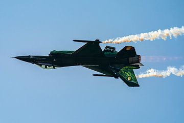 F-16 General Falkon op de kop in de lucht van Jolanda Aalbers