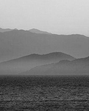 Mountain silhouette in black and white - minimalist landscape