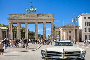 Oldtimer vor dem Brandenburger Tor in Berlin