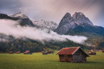 Misty Morning in the Bavarian Alps in Germany van Arda Acar