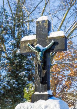 Besneeuwd kruisbeeld op een begraafplaats van ManfredFotos