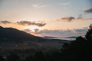 Un ciel ensoleillé à l'horizon