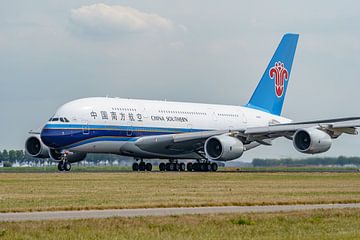 Take-off Airbus A380 van China Southern Airlines.