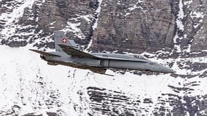 F/A-18 in Aktion an der Axalp Fliegerschiessen Airshow.