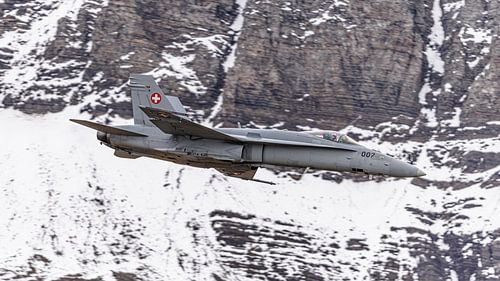 F/A-18 in actie bij Axalp Fliegerschiessen Airshow.