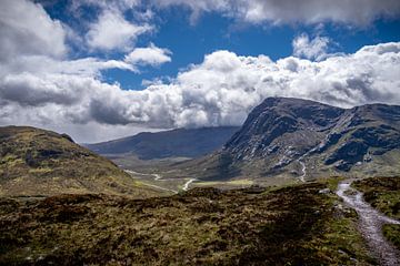 Schottland - Sitzen auf den schottischen Highlands von Rick Massar