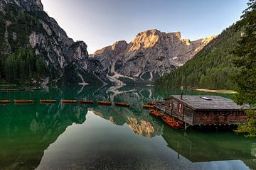 Lago di Braies in Italie van Michael Bollen
