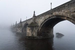 Karlsbrücke im Nebel
