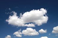Weiße Wolken am blauen Himmel von Karina Baumgart Miniaturansicht
