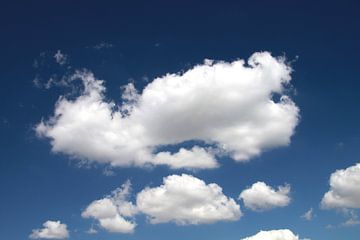 Witte wolken in de blauwe lucht van Karina Baumgart