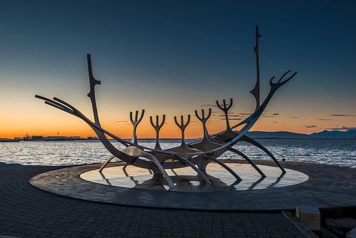 Solfar, een stilistische weergave van een Vikingboot in IJsland