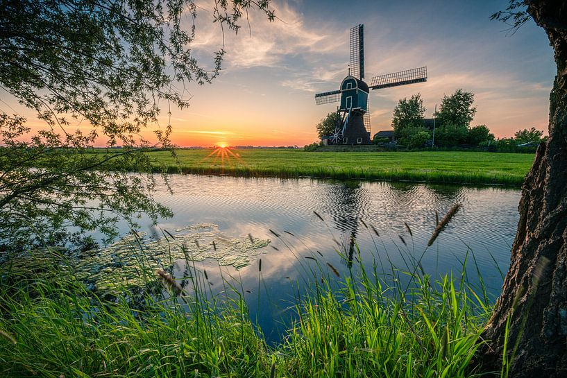 Landschaft: "Sonnenuntergang in Holland mit Windmühle" von Coen Weesjes