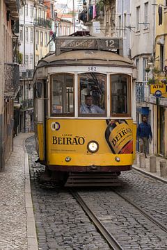 Tramlijn 12 in de pittoreske straatjes van Lissabon van Rolf Schnepp