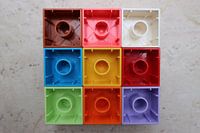 Negen (9) vierkante speelgoedblokken liggend andersom kleurrijk (rotatie 2)