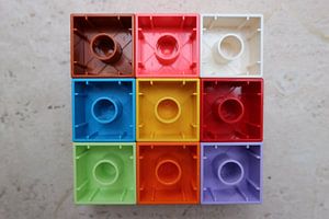 Neun (9) quadratische, auf dem Kopf liegende bunte Spielklötze (Rotation 2)