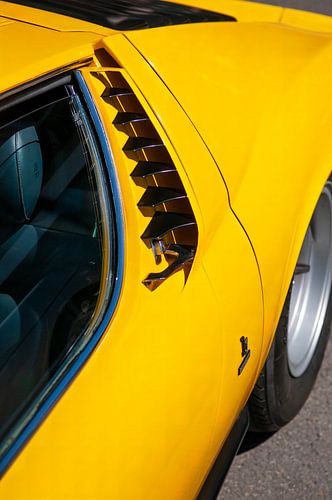 Lamborghini Miura sportwagen zijkant detail in helder geel