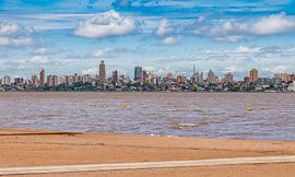 Skyline von Posadas in Argentinien von Jan Schneckenhaus