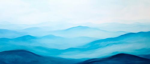 Blaue Berglandschaft im Nebel