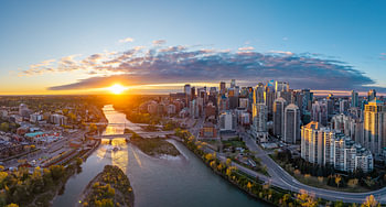 Calgary bei Sonnenaufgang – goldenes Licht über dem Bow River