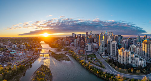 Calgary at sunrise – golden light over the Bow River