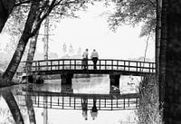 A lovely walk in the forest. Een ouder echtpaar op een brug in het bos in zwart wit