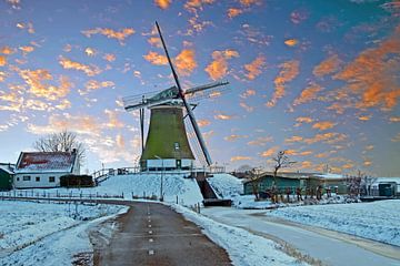 Middeleeuwse molen op het platteland in Nederland in de winter bij zonsondergang van Eye on You